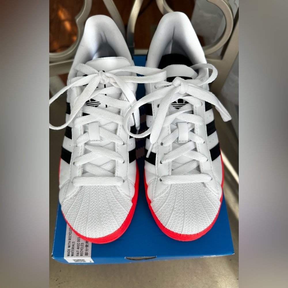 Adidas superstar Big kids size 4